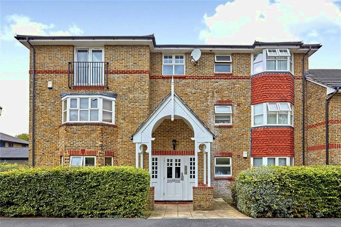 2 Bedroom Flat To Rent In Clockhouse Place, London, SW15