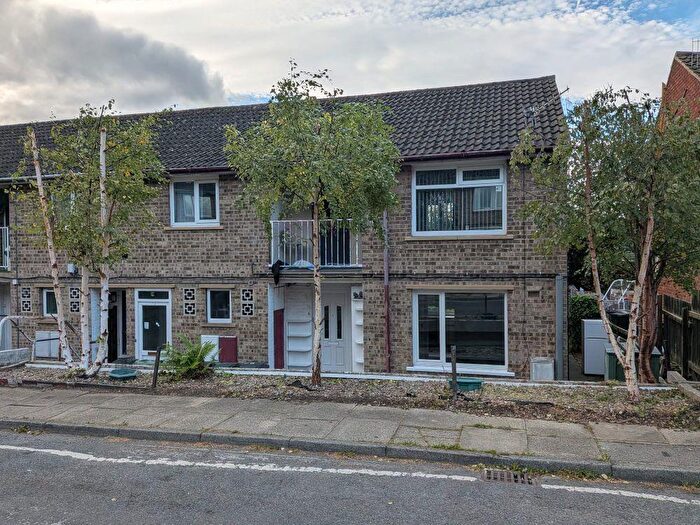 1 Bedroom Flat For Sale In Woodside, Shipley, BD18