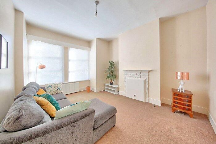 2 Bedroom Maisonette To Rent In Boundaries Road, SW12
