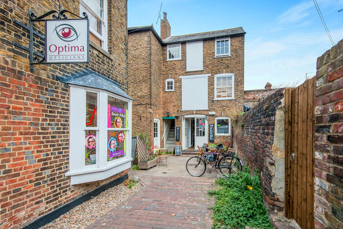 1 Bedroom Flat To Rent In Jacob Yard Preston Street, Faversham, Kent, ME13