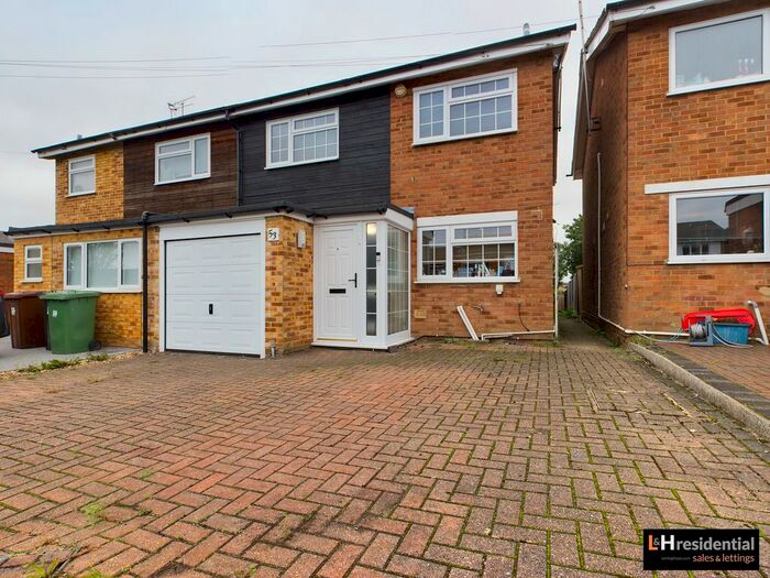 Houses for sale & to rent in WD6 1FL, Glenhaven Avenue, Borehamwood