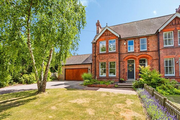 4 Bedroom Semi-Detached House For Sale In Cropwell Road, Radcliffe-on-Trent, Nottingham, Nottinghamshire, NG12