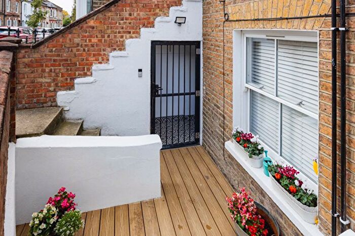 1 Bedroom Flat For Sale In Gayford Road, W12