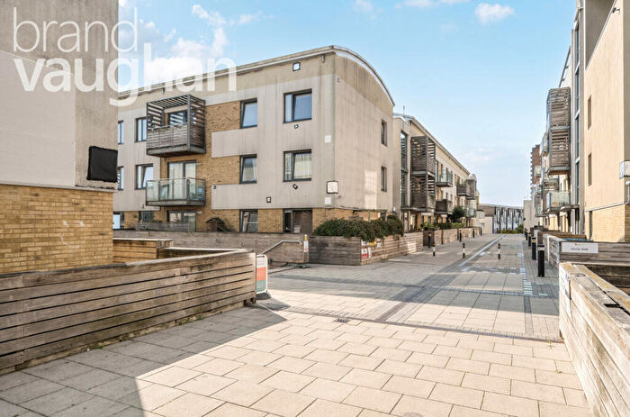 3 Bedroom Flat To Rent In Kingscote Way, Brighton, East Sussex, BN1