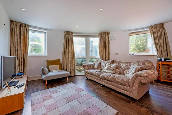 3 Bedroom Flat To Rent In Letchworth Road, Stanmore, HA7