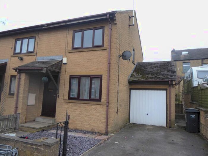 3 Bedroom Town House To Rent In Brooke Street, Rastrick, Brighouse HD6
