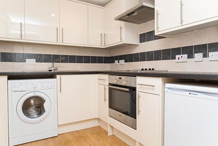 Studio To Rent In Finchley Court, Ballards Lane, Finchley, London, N3