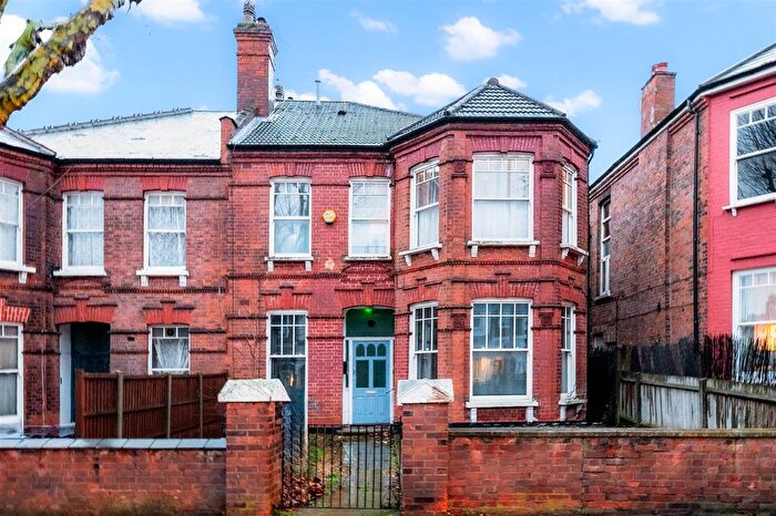 3 Bedroom Maisonette For Sale In Walm Lane, London, NW2