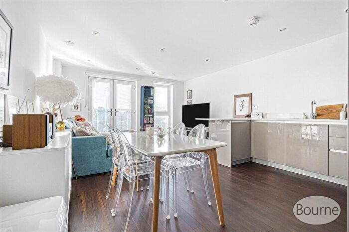 1 Bedroom Apartment For Sale In Sycamore Avenue, Woking, Surrey, GU22