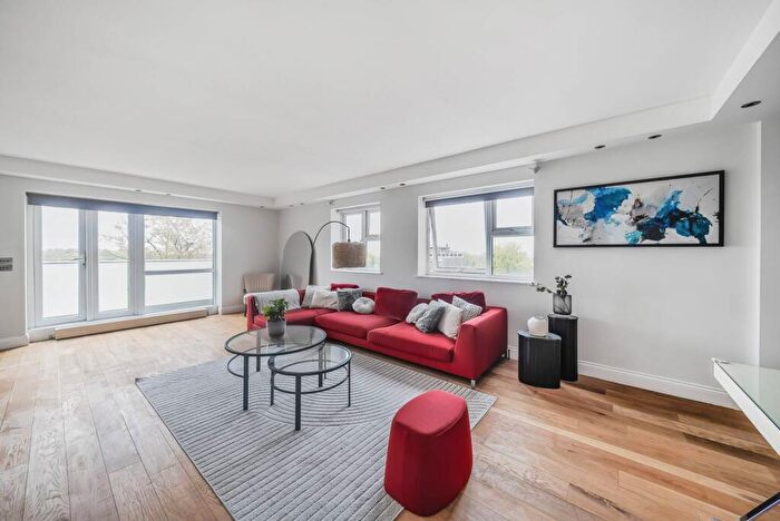 3 Bedroom Flat To Rent In Avenue Road, St John's Wood, London, NW8