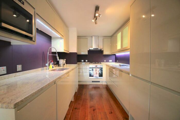 2 Bedroom Flat To Rent In The Highway, London, E1W