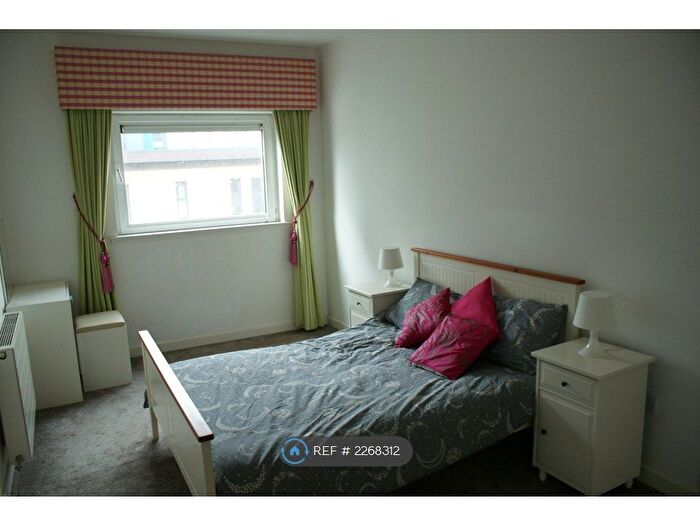 2 Bedroom Flat To Rent In Castlebank Place, Glasgow City, G11