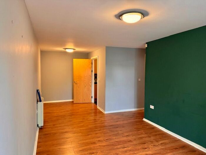 2 Bedroom Flat To Rent In Ings Road, Wakefield, WF1