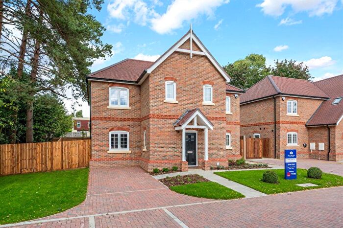 4 Bedroom Detached House For Sale In Shelvers Way, Tadworth, KT20