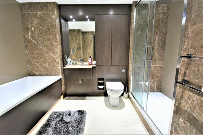 5 Bedroom Flat To Rent In East Drive, London, NW9