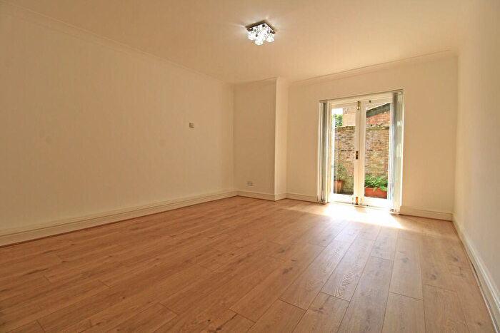 2 Bedroom Apartment To Rent In Hoxton Street, London, N1