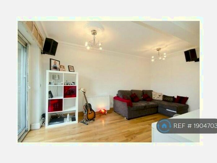 1 Bedroom Flat To Rent In Palmerston Court, London, E3