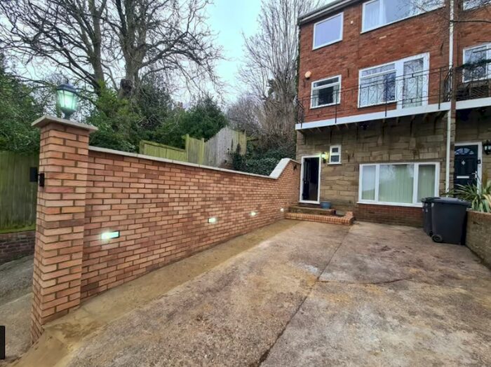 4 Bedroom Semi-Detached House To Rent In Hart Hill Lane Luton, LU2