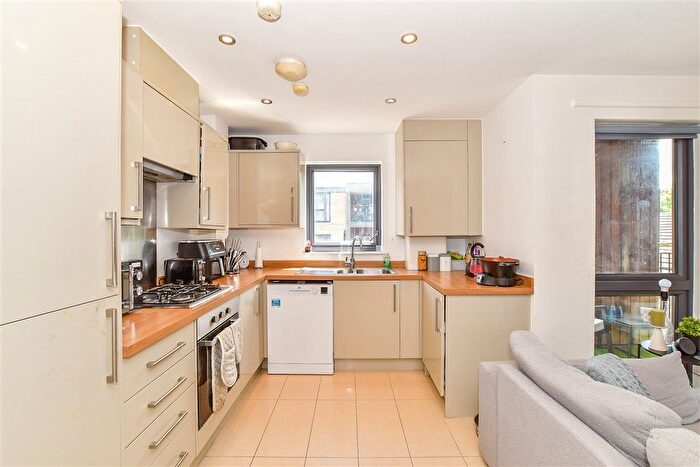 2 Bedroom Flat For Sale In Greggs Wood Road, Tunbridge Wells, Kent, TN2