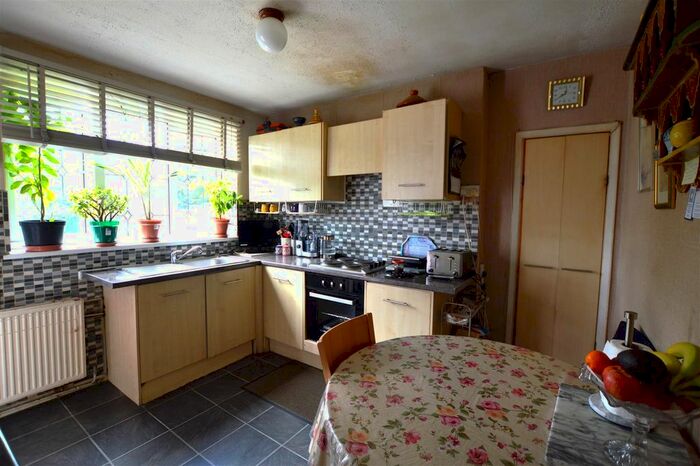 2 Bedroom Link Detached House For Sale In Crayle Street, Slough, Slough, SL2