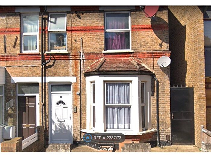 2 Bedroom Maisonette To Rent In Bickersteth Road, London, SW17