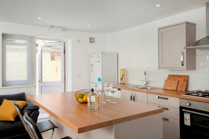 5 Bedroom Terraced House To Rent In St Pauls Road, Southsea, PO5