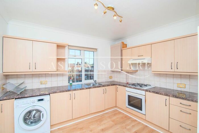 3 Bedroom Flat To Rent In Danescroft, Brent Street, London, NW4