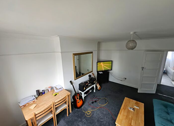 1 Bedroom Terraced House To Rent In The Vale, Acton, W3