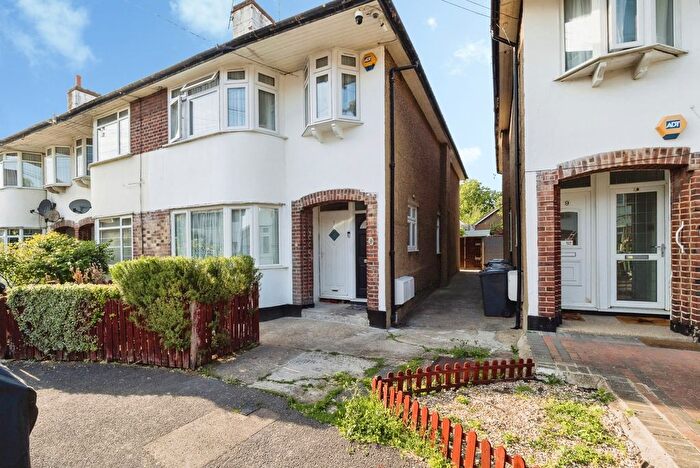 2 Bedroom Maisonette For Sale In Kingsley Gardens, London, E4