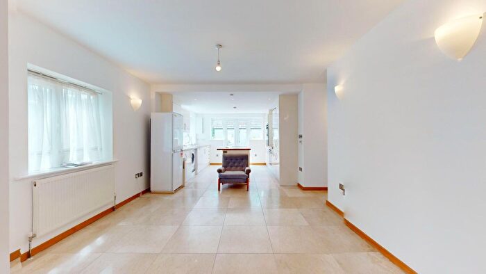 3 Bedroom Flat To Rent In Gunnersbury Avenue, London, W5