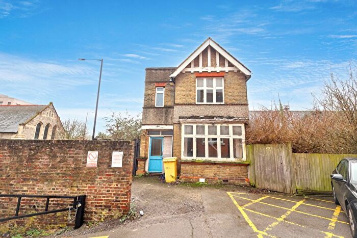 2 Bedroom Detached House For Sale In Windmill Hill, Enfield, EN2