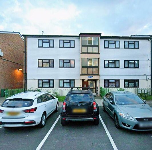 3 Bedroom Flat For Sale In Hamilton Close, London, N17