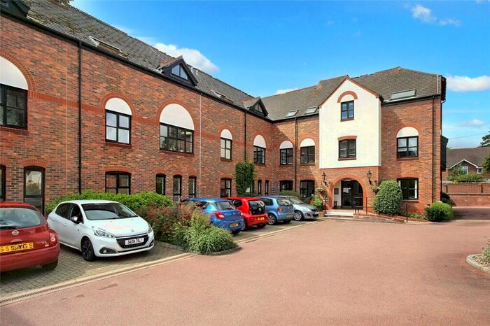 1 Bedroom Apartment For Sale In Lenten Street, Alton, Hampshire, GU34