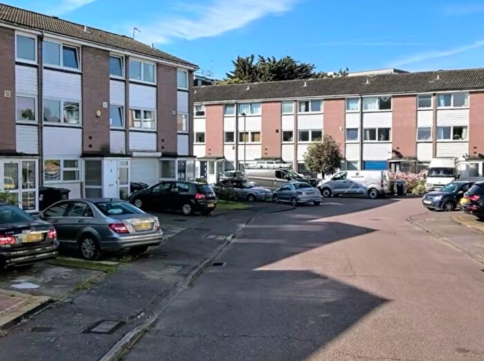 2 Bedroom Flat To Rent In Corn Bar, Witney, OX28