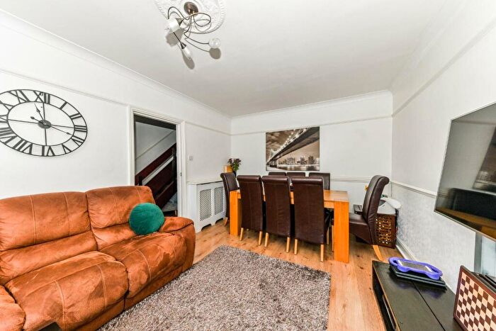 3 Bedroom Flat To Rent In Leopold Street, London, E3