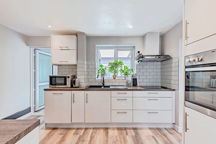 4 Bedroom Terraced House For Sale In Kilnmead Close, Crawley, RH10
