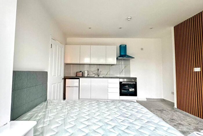 Studio To Rent In Great North Way, London, NW4