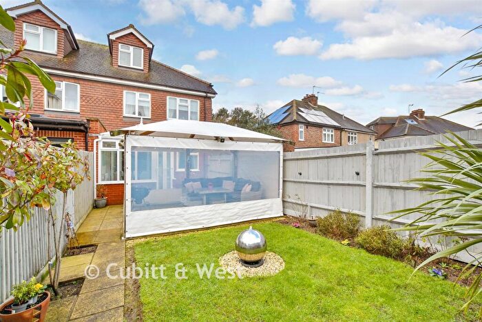 4 Bedroom End Of Terrace House For Sale In Buckland Road, Lower Kingswood, Tadworth, Surrey, KT20