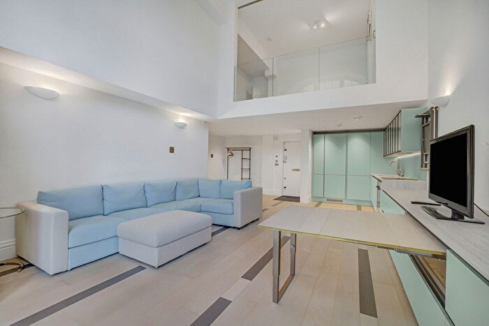 3 Bedroom Flat To Rent In Battersea Park Road, London, SW11