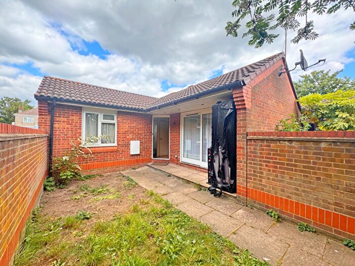 1 Bedroom Bungalow To Rent In Cheviot Close, Harlington, Hayes, UB3