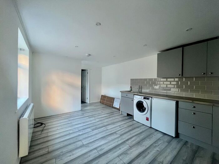 1 Bedroom Flat To Rent In Bargates, Christchurch, BH23