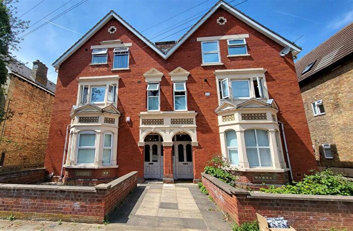 2 Bedroom Flat To Rent In Chaucer Road, Bedford, MK40