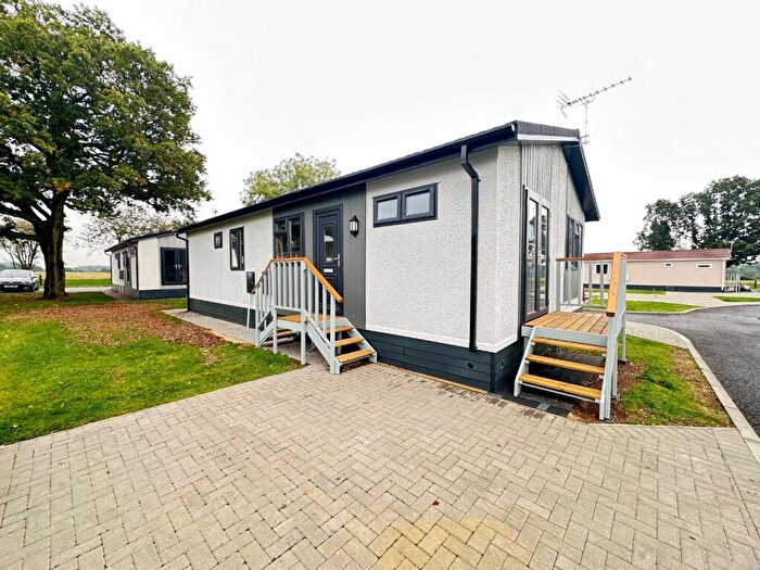 2 Bedroom Park Home To Rent In Woodside Home Park, Woodside, Luton, Bedfordshire, LU1