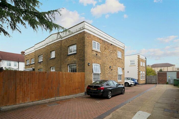 1 Bedroom Studio To Rent In Glebelands Court, Glebelands Avenue, South Woodford, E18
