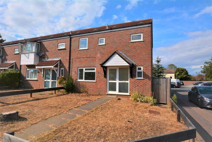 3 Bedroom End Of Terrace House To Rent In Carmania Close, Southend-On-Sea, SS3