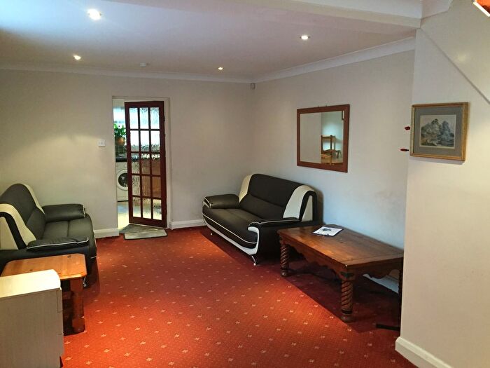 2 Bedroom Semi-Detached House To Rent In Hanworth Road, Hounslow, TW3