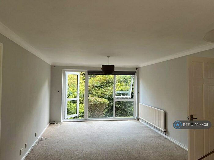 2 Bedroom Flat To Rent In Hillside Court, Exmouth, EX8