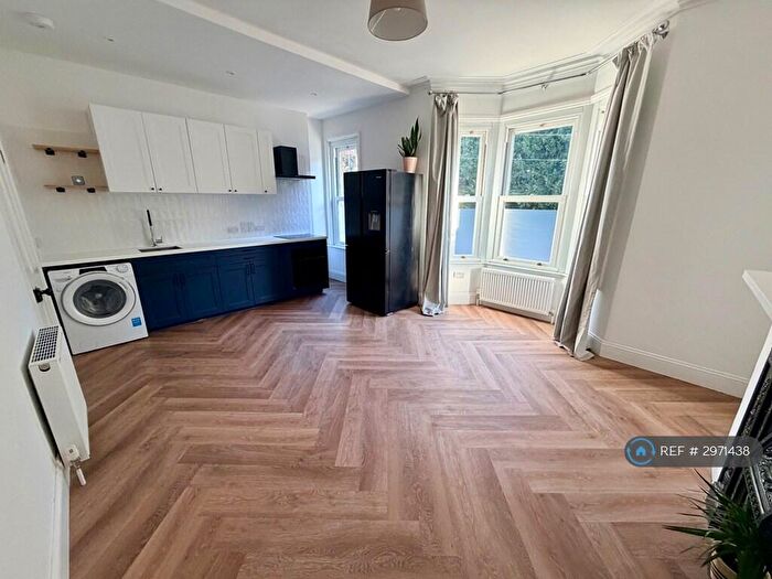 3 Bedroom Flat To Rent In Ashley Terrace, Bath, BA1