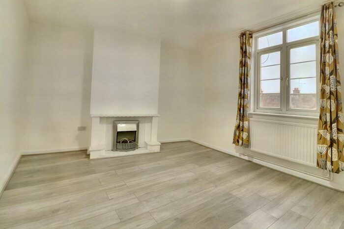 2 Bedroom Flat To Rent In Halliwick Court, Woodhouse Road, London, N12