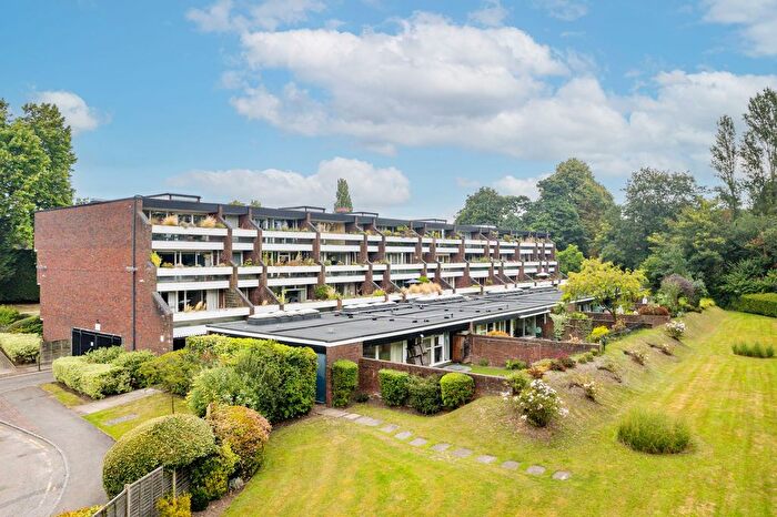 2 Bedroom Flat For Sale In Bancroft Court, Reigate, RH2
